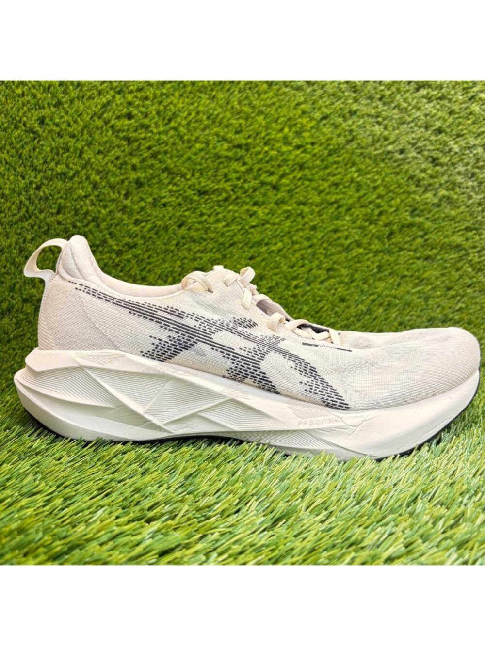 Asics Novablast 5 Mens Size 11.5 Ivory Athletic Running Walking Shoes Sneakers